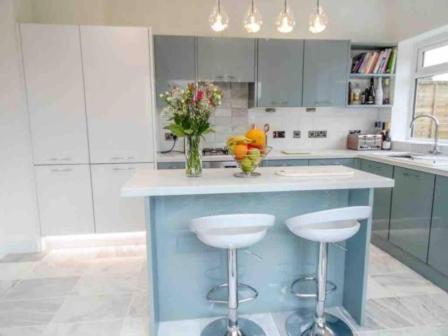 Spacious 4 Bed Rooms, Parking, Garden And Near Parks, Beaches And University Борнмут Экстерьер фото