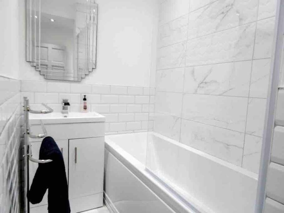 Spacious 4 Bed Rooms, Parking, Garden And Near Parks, Beaches And University Борнмут Экстерьер фото