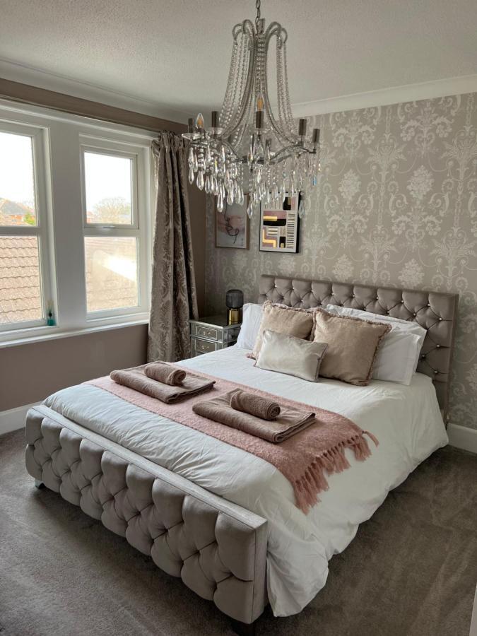 Spacious 4 Bed Rooms, Parking, Garden And Near Parks, Beaches And University Борнмут Экстерьер фото